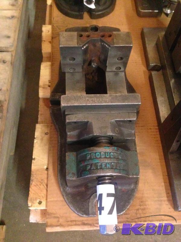 lot 47 image: Heavy duty vise....