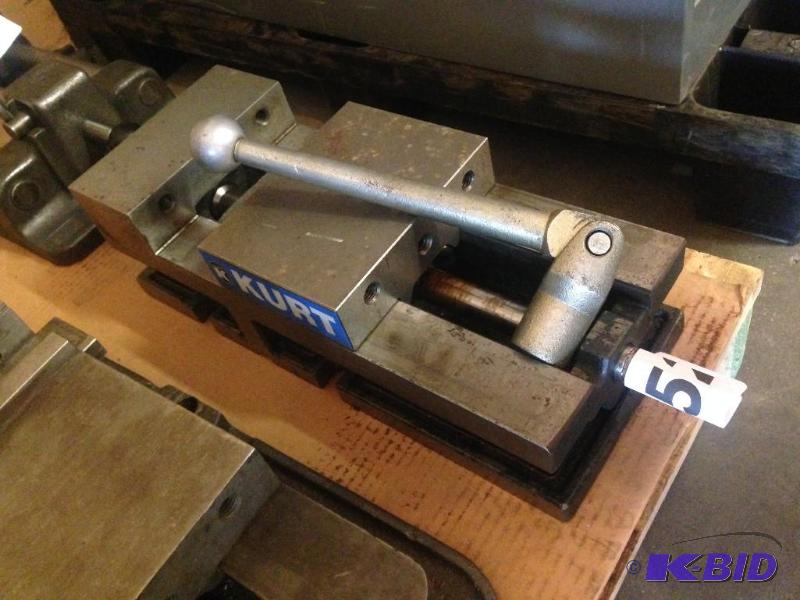 lot 52 image: Kurt heavy duty vise....