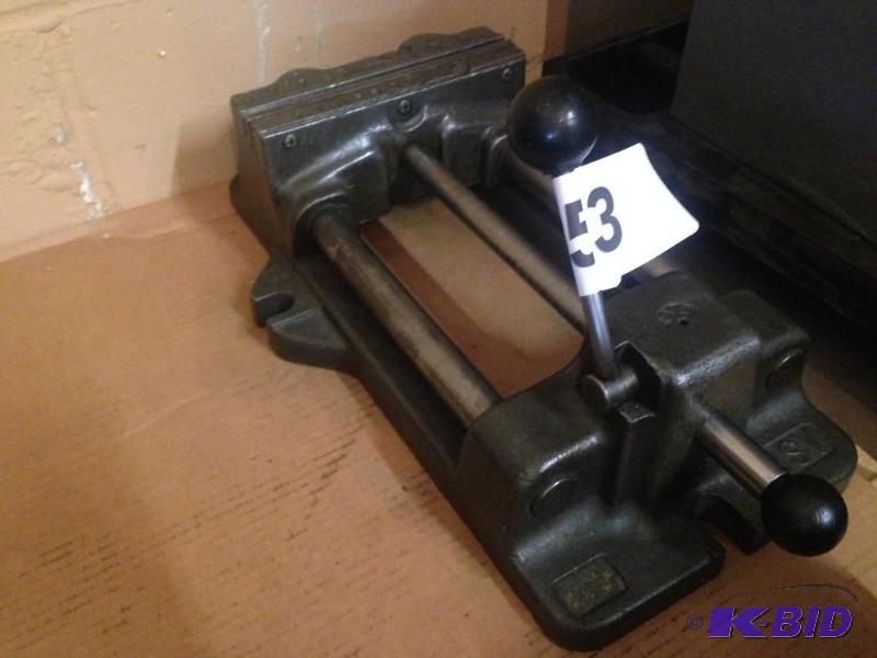 lot 53 image: Heavy duty vise....