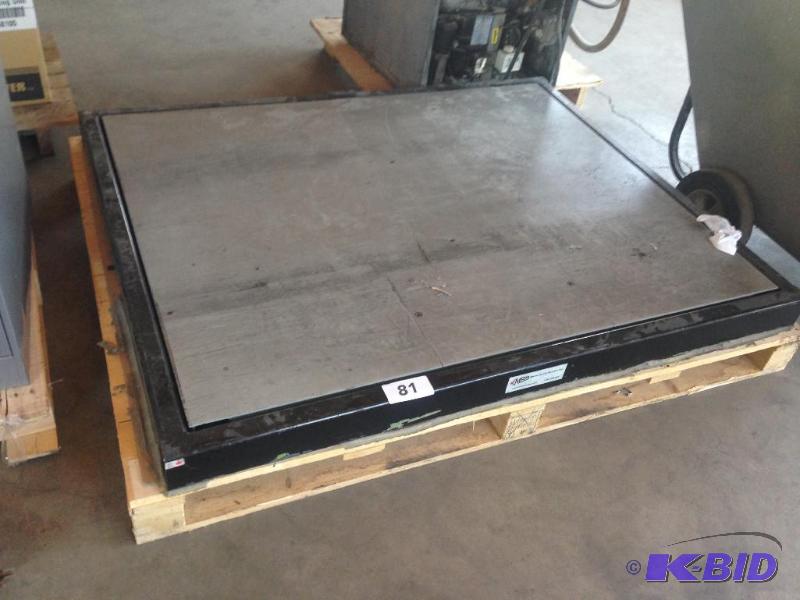 lot 81 image: Matrix scale platform. No indicator or other ...