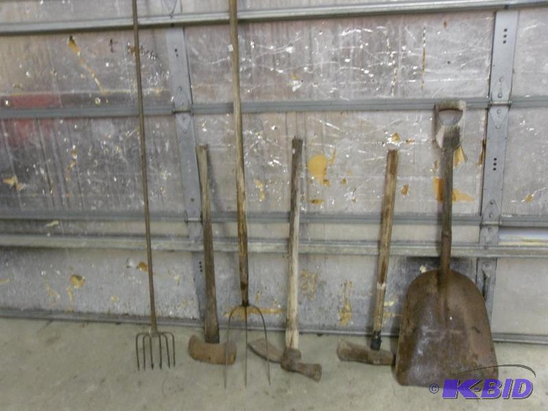 lot 120 image: Lot of 6 long handled items. Shovel, axe, mau...