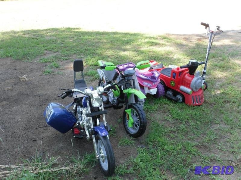 lot 123 image: Lot of powerwheels for parts or repair. All i...