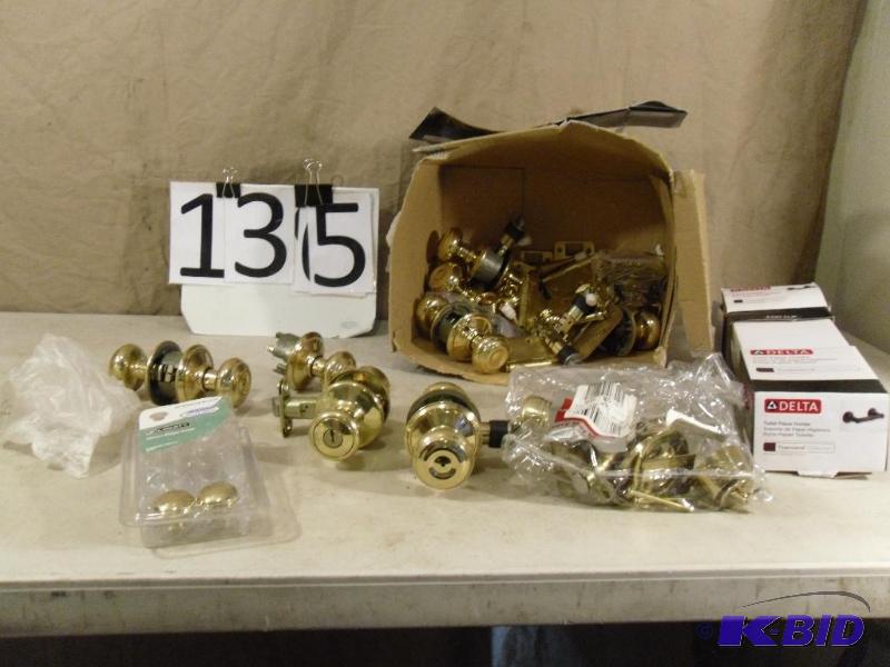 lot 135 image: Lot of Assorted Door Knobs and Hardware....