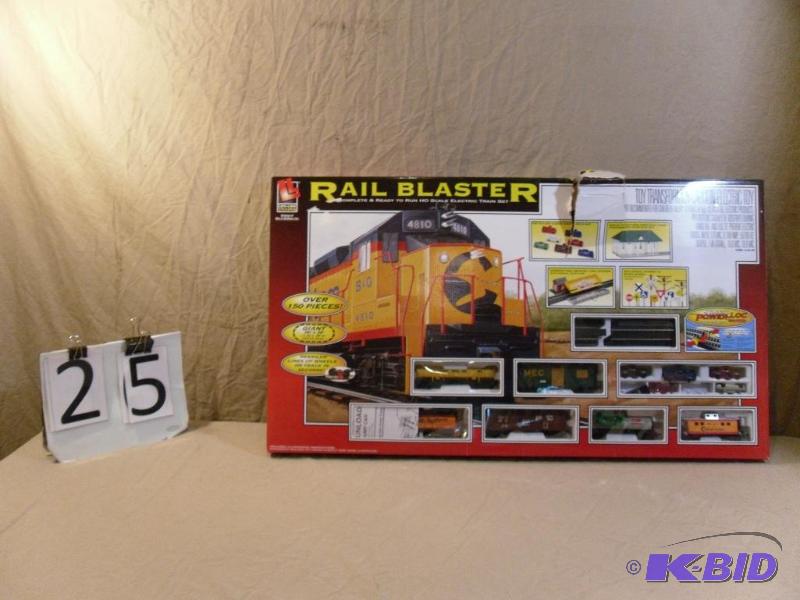 lot 25 image: Rail Blaster Ready to Run HO Scale Train Set....