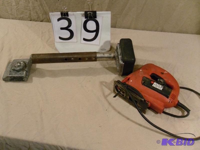 lot 39 image: Black and Decker Jigsaw and Carpet Tool. Test...