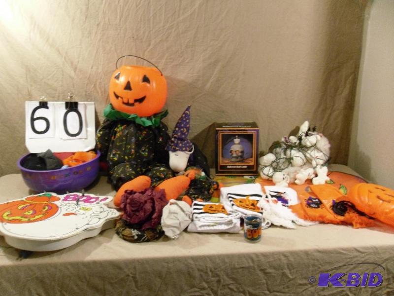 lot 60 image: Lot of Assorted FallHalloween Decorations. L...