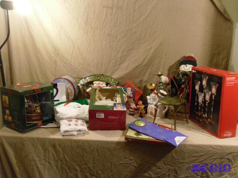 lot 62 image: Lot of Assorted Christmas Items. Teapot, Deco...