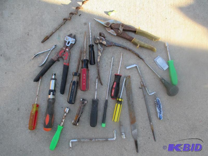 lot 148 image: lots of various tools, clippers, srewdirvers,...