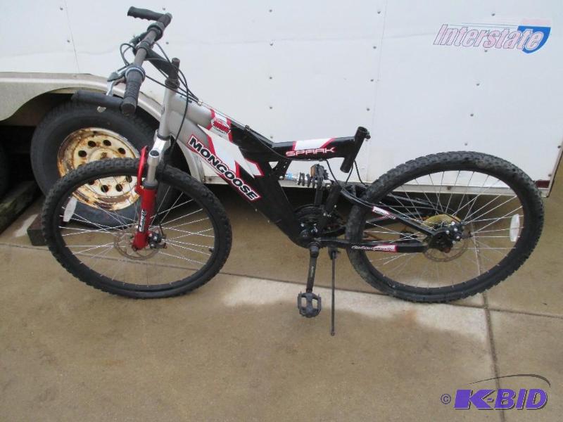 lot 19 image: Adult mongoose frame needs work, missing brak...