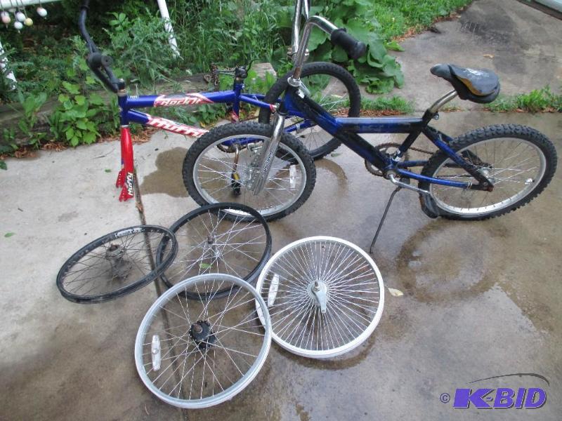 lot 20 image: misc lot of bike parts 4 rims, boys medium si...