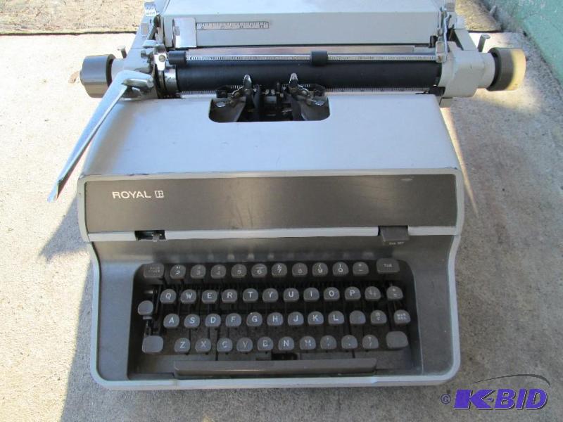 lot 205 image: Vintage Royal table top typewriter. In fantas...