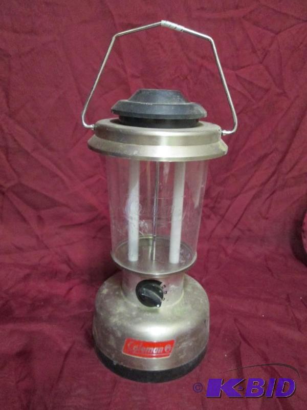lot 206 image: Coleman battery operated fluorecent lantern....