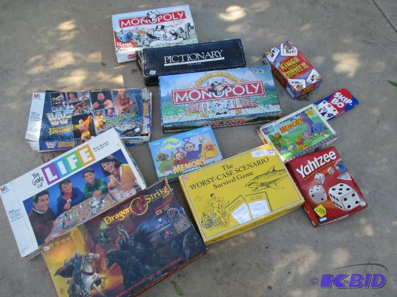 lot 25 image: lot of board games including yatzee, skipbo, ...