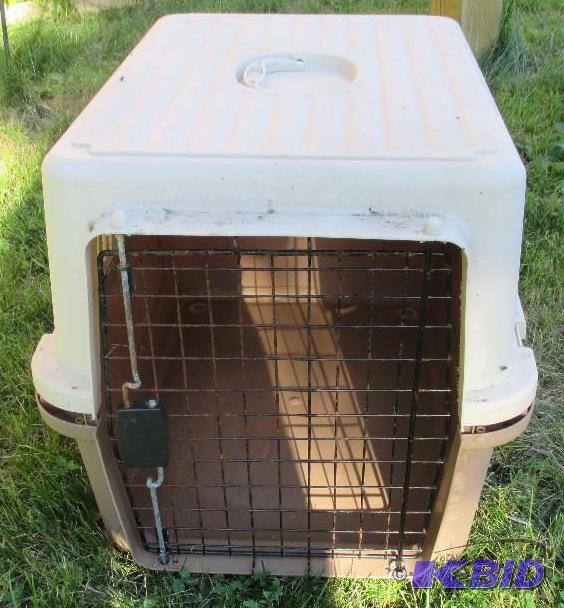 lot 39 image: small dogcat carrier or kennel missing clamp...