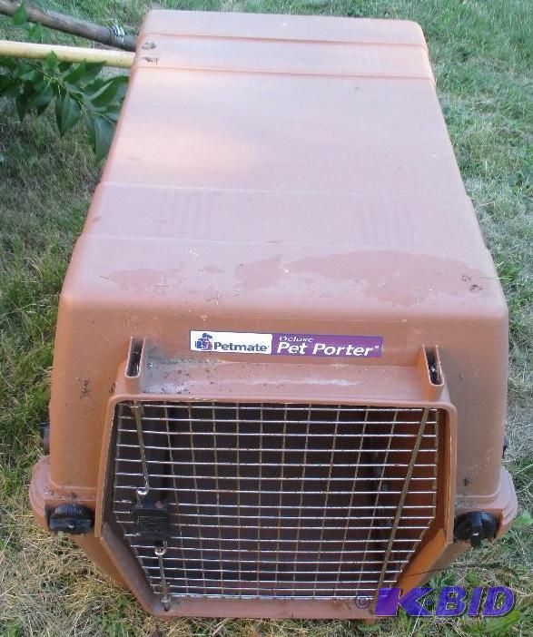 lot 40 image: medium sized carrierkennel for small to medi...