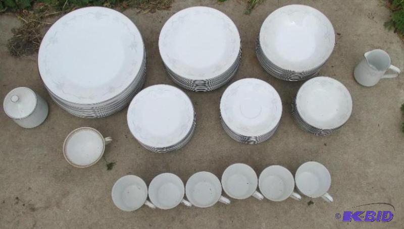 lot 44 image: Noritake china set Casablanca 6842, creamer, ...