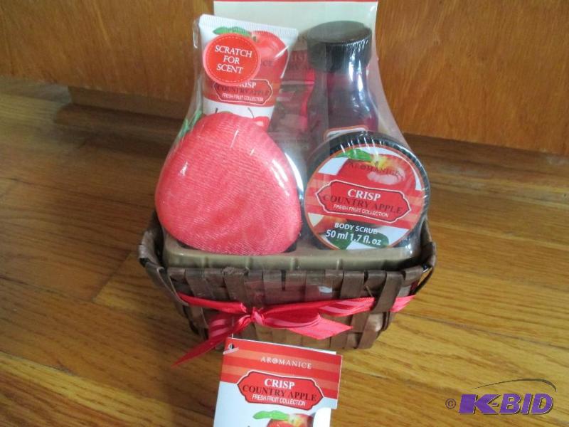 lot 9 image: Apple scented gift pack- new in package...