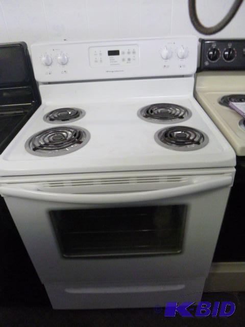 lot 11 image: Frigidaire Electric Stove White - Oven looks ...
