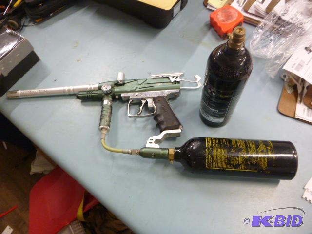 lot 24 image: Spyder Rodeo Paint Ball Gun...