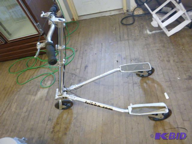 lot 25 image: Trikkle 8 Tri-Scooter Folds up, with dual bra...