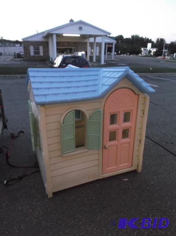 lot 13 image: Kids Plastic Play House, Used...