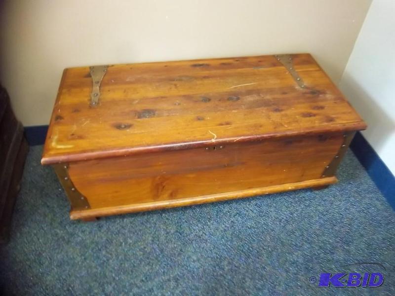 lot 8 image: Antique The Roos&nbspMFG Co.&nbspRooster Li...