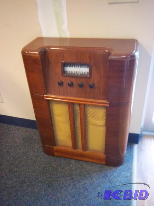 lot 9 image: Antique Wells Gardner Co. Short Wave Radio - ...