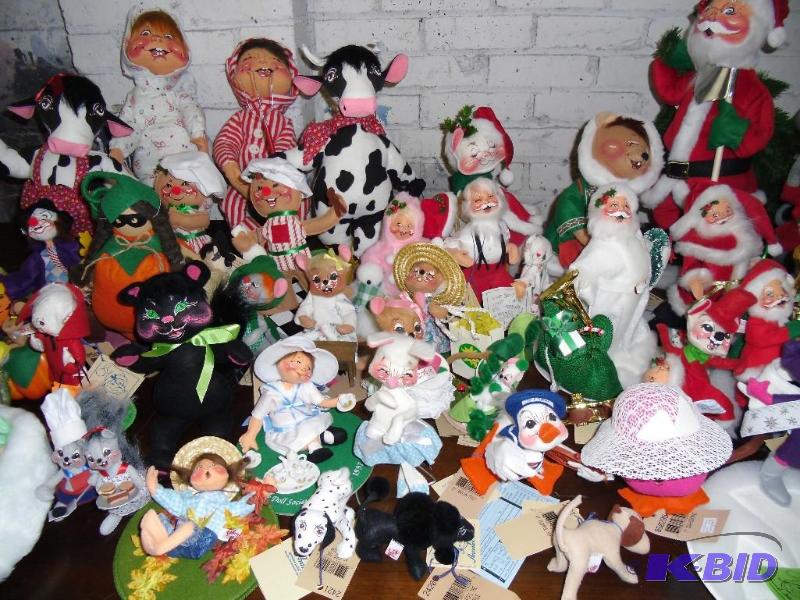 lot 1 image: Annalee Doll Collection