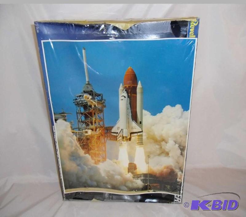 lot 15 image: Revell Model Kit Challenger Space Shuttle 172 scale