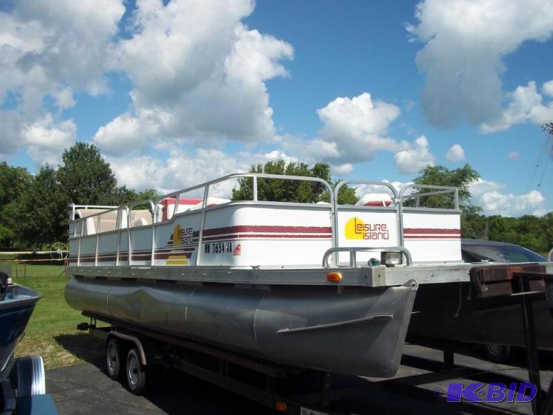lot 10 image: 1990 Forester Pontoon