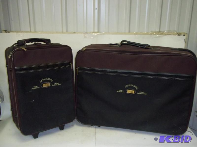 lot 118 image: Suitcase set