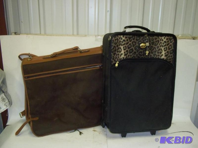 lot 119 image: Suitcase set