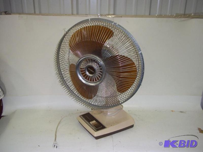 lot 124 image: Table Fan