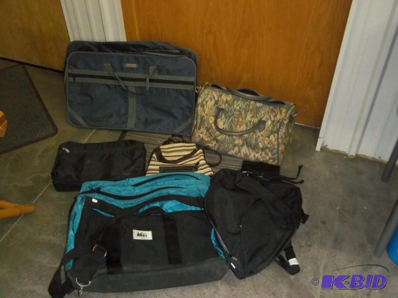 lot 14 image: Lugage assortment