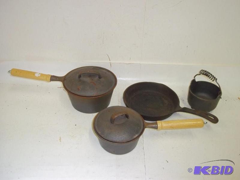 lot 174 image: Pot set