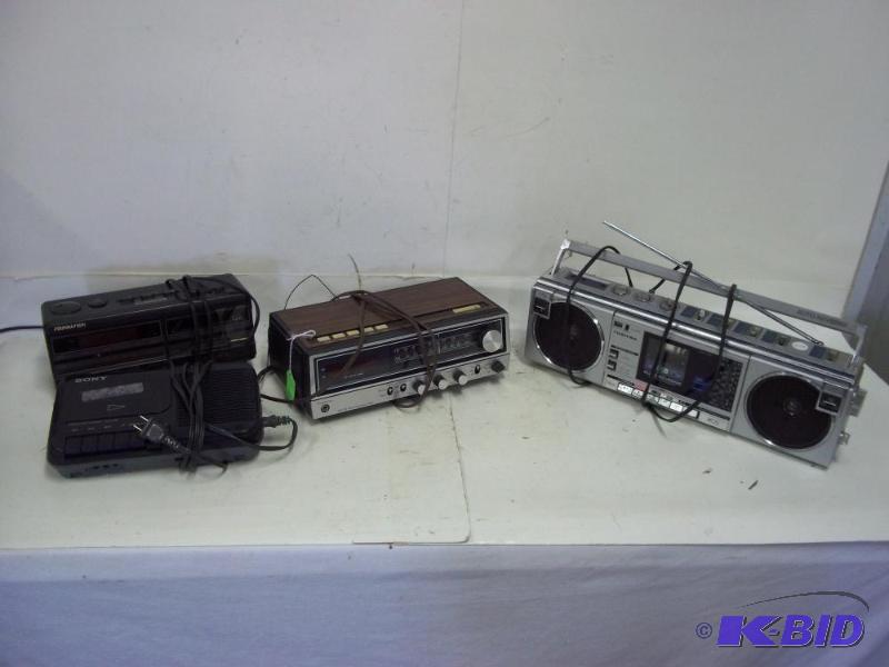 lot 187 image: Radios