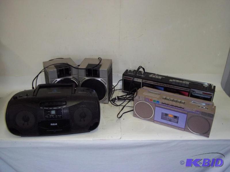 lot 195 image: Radios