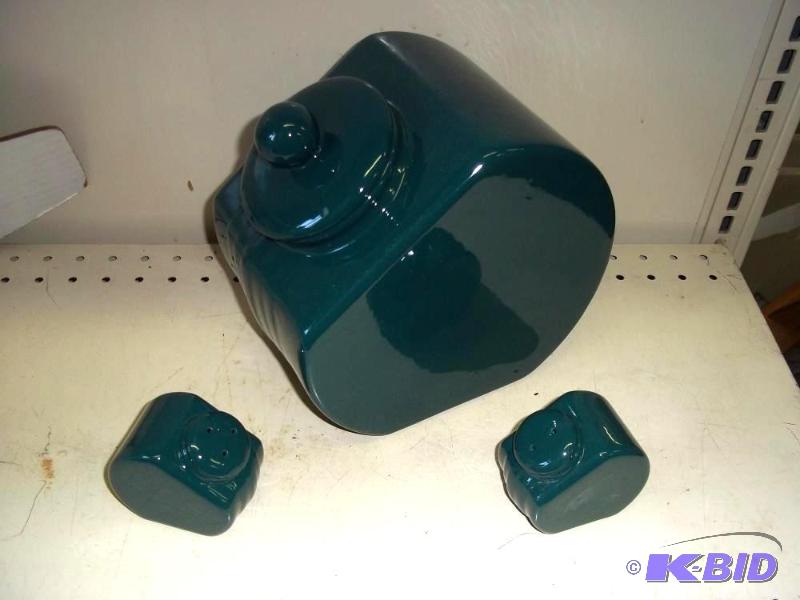 lot 204 image: New Cookie Jar with matching salt and pepper shakers