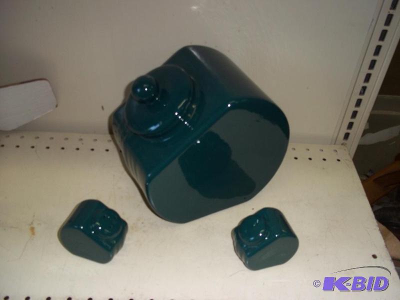 lot 208 image: New Cookie Jar with matching salt and pepper shakers