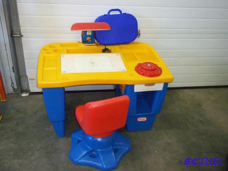 lot 223 image: Kids Drawing Table