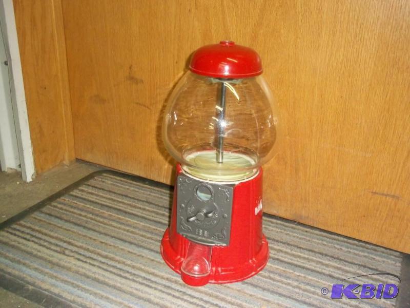 lot 24 image: Gum ball machine