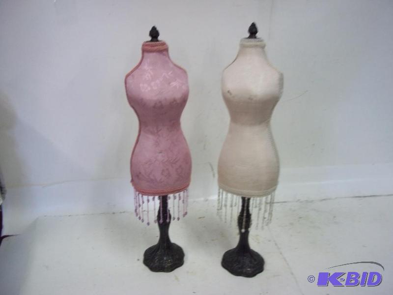 lot 284 image: Decor