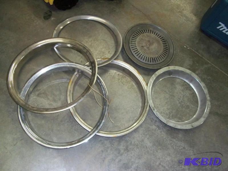 lot 31 image: Hubcap rings