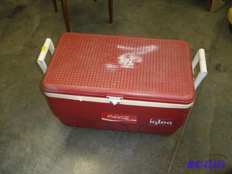 lot 33 image: Igloo Chest Cooler