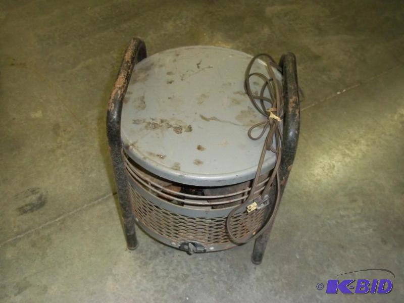 lot 39 image: Vintage Floor Fan