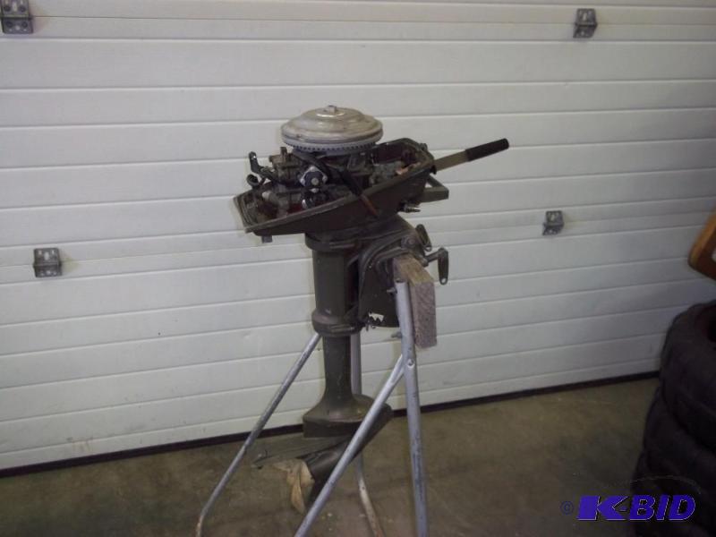 lot 8 image: 3 HP Johnson Outboard motor