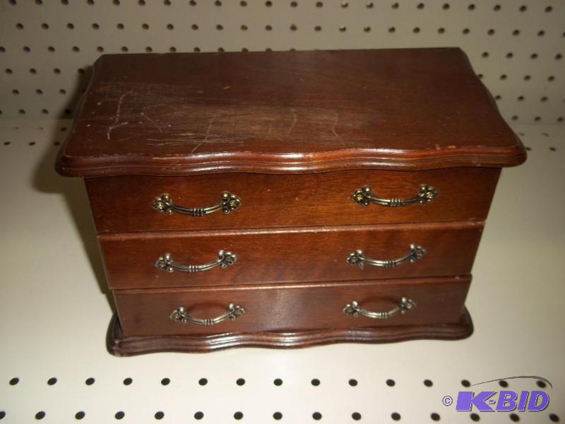 lot 98 image: Jewelry box