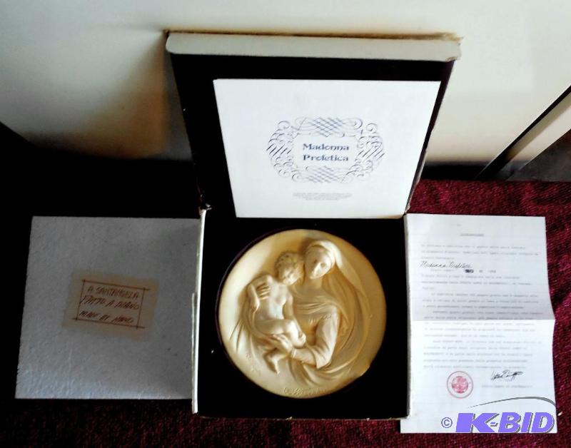 lot 11 image: NEW - Italian Ivory Alabaster Sculpture 3D Collector Plate Madonna Profetica 1981 Box