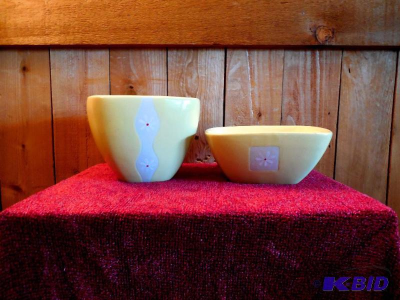 lot 23 image: Pfaltzgraff Dazee Sun 3 Quart 48 oz 6 Cup Very Large Serving Bowl & 1 Quart Medium Serving Bowl