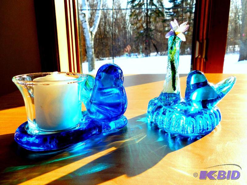 lot 40 image: RARE 2 ART GLASS BLUEBIRD OF HAPPINESS BUD VASE 1997 & Votive Candle Holder 1990 Leo Ward